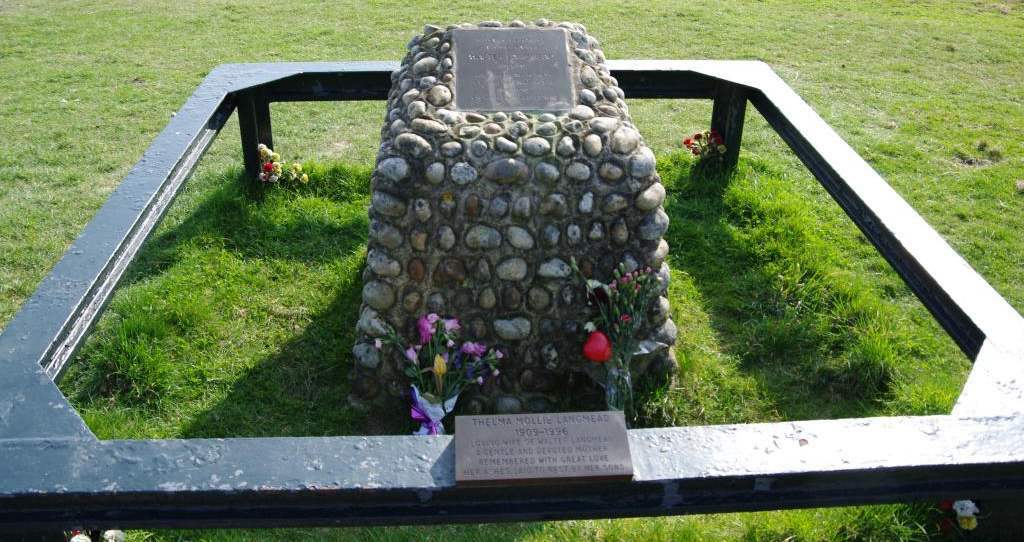 Memorial to Walter Langmead and Thelma Mollie (Mason) Langmead