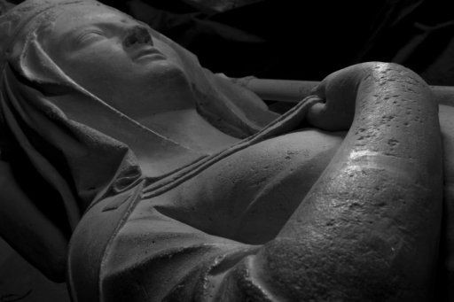 Closeup of the effigy on Bertrada's tomb